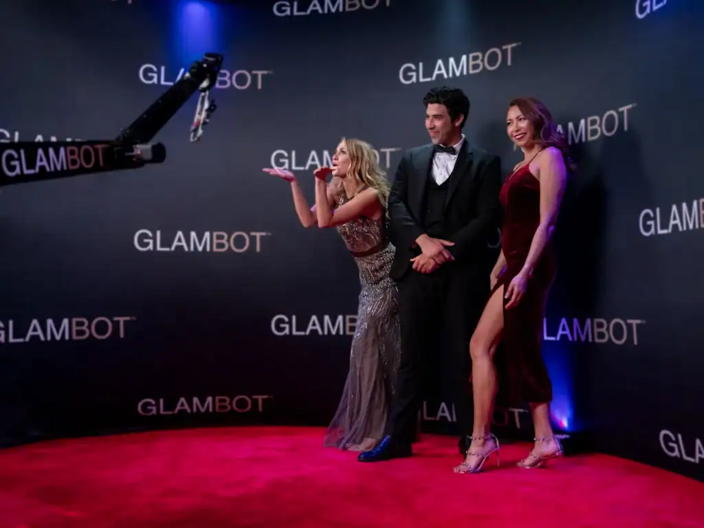 Glambot braț robotic slow motion la eveniment premium glamour, generând conținut viral