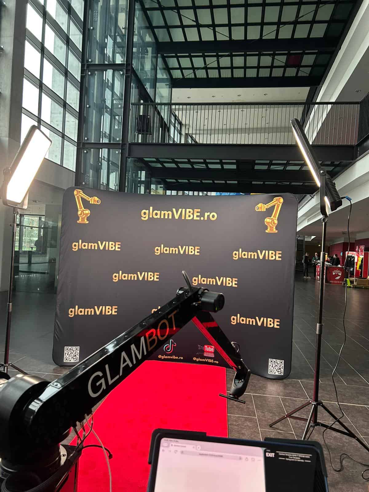 glambot braț robotic slow motion la eveniment premium glamour, conținut viral
